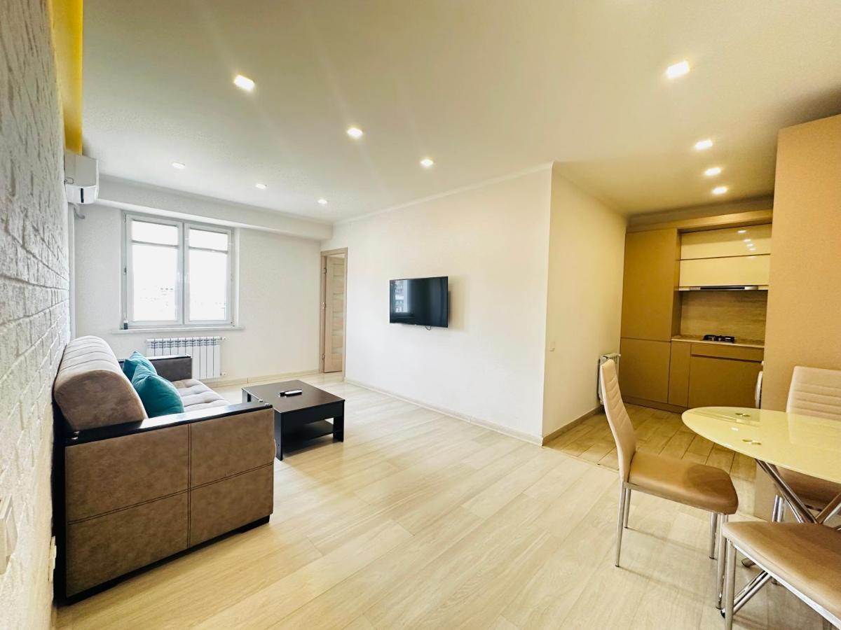Suite Apartment On Pushkin Street 예레반 외부 사진
