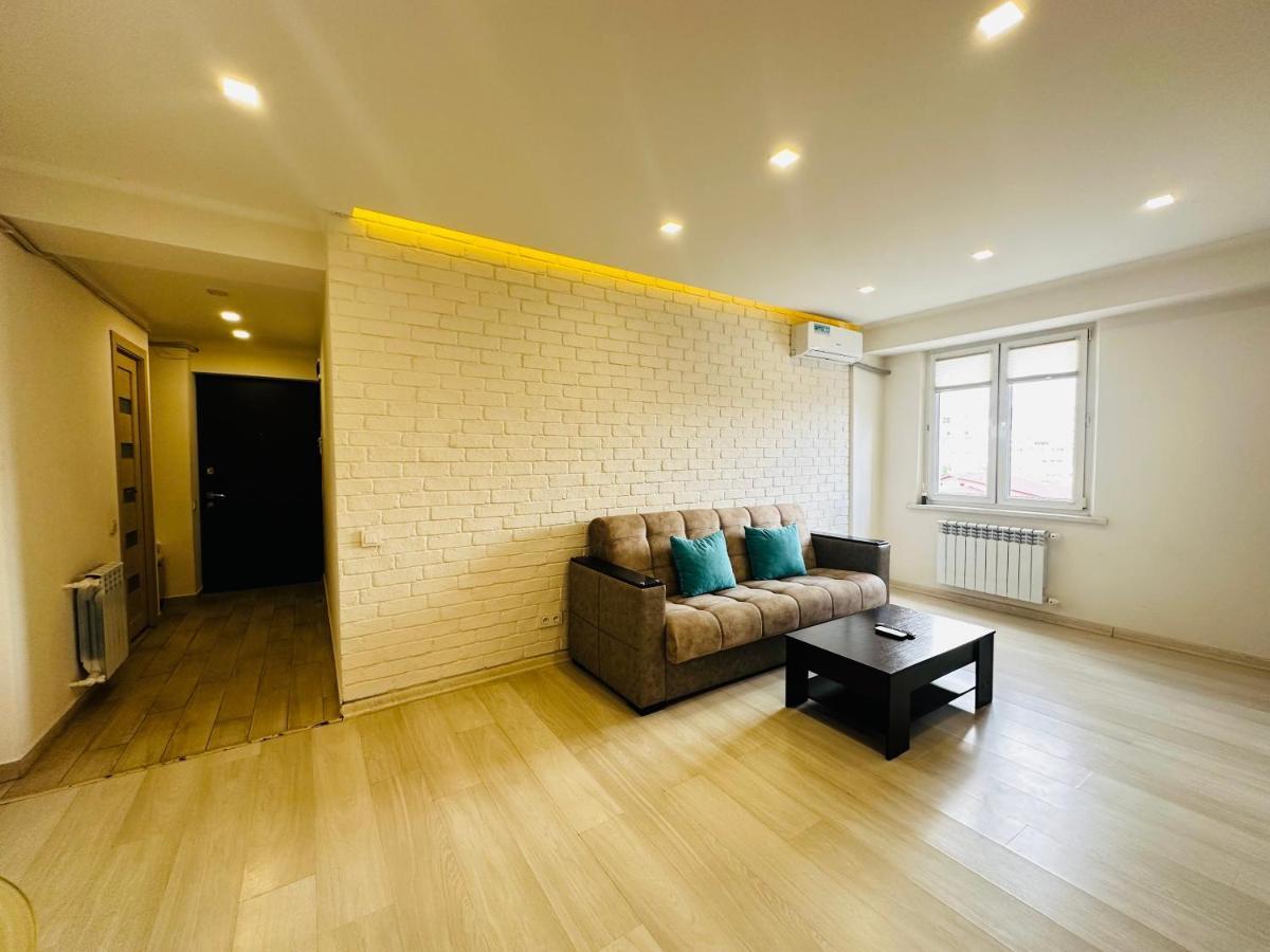 Suite Apartment On Pushkin Street 예레반 외부 사진