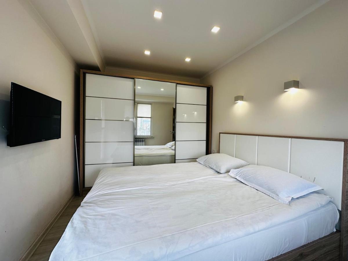 Suite Apartment On Pushkin Street 예레반 외부 사진