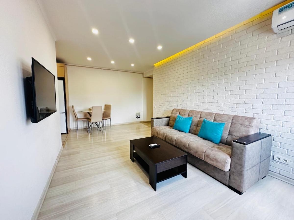 Suite Apartment On Pushkin Street 예레반 외부 사진